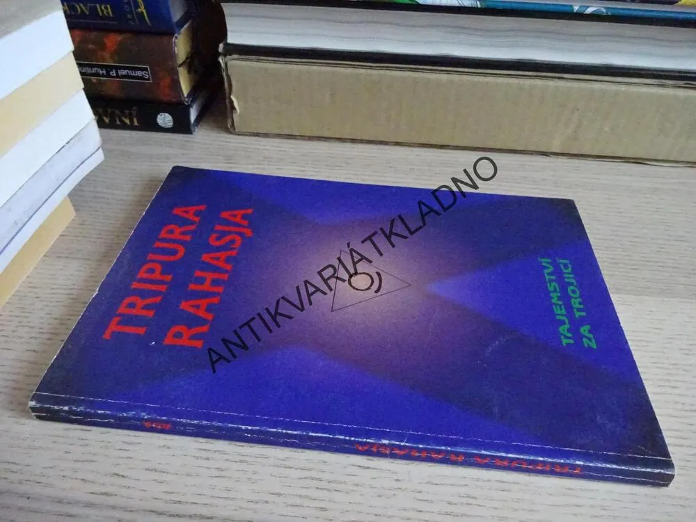 TAJEMSTVÍ ZA TROJICÍ, TRIPURA RAHASJA, **an