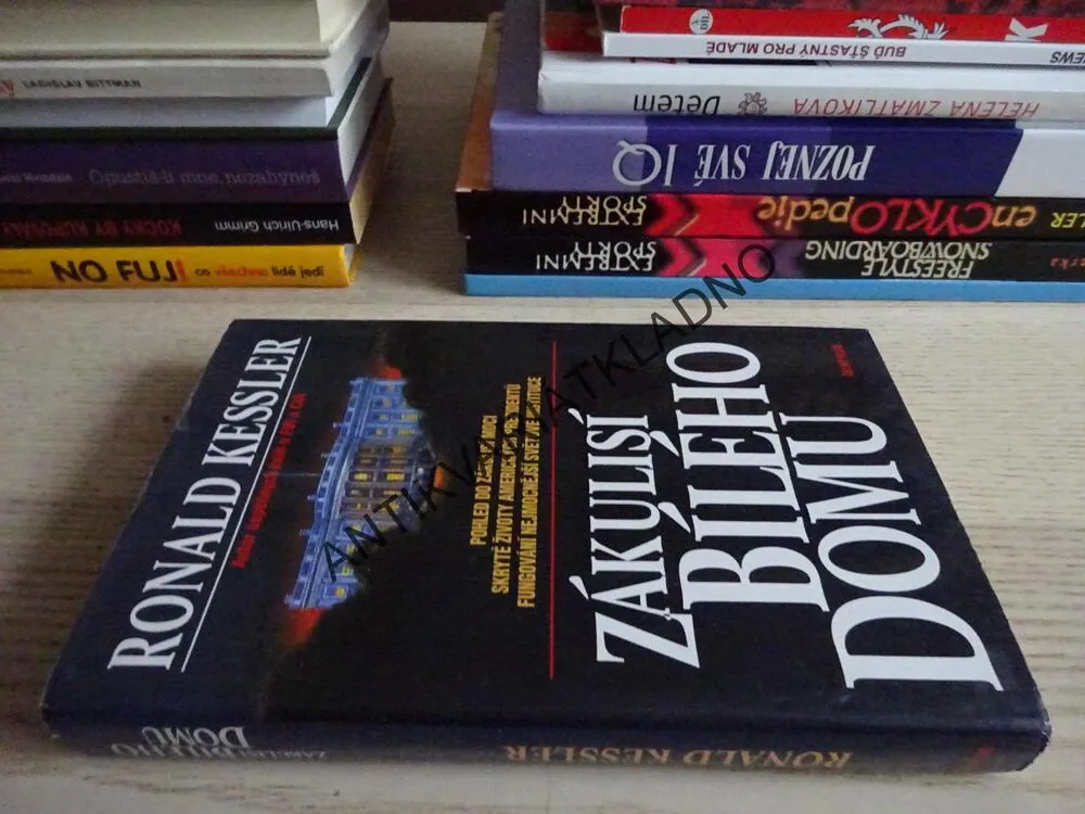 ZÁKULISÍ BÍLÉHO DOMU, RONALD KESSLER, **an