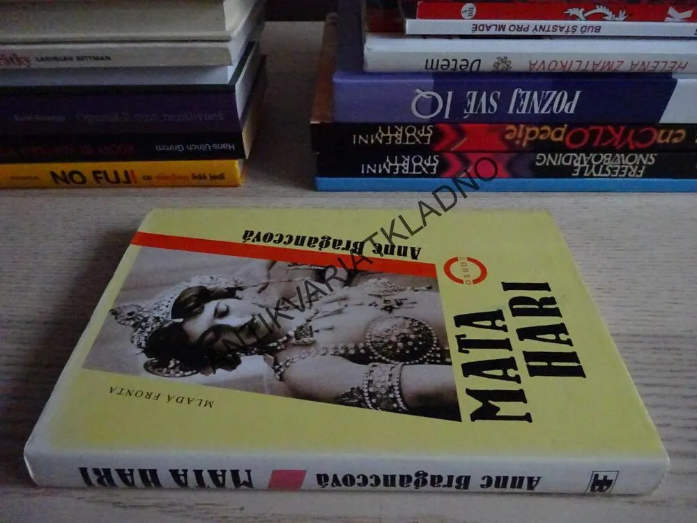 MATA HARI, ANNE BRAGANCEOVÁ, **an