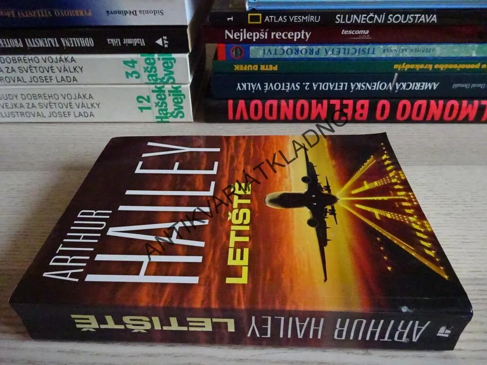 LETIŠTĚ, ARTHUR HAILEY, **an
