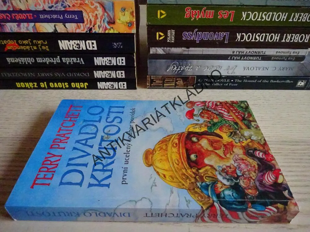 DIVADLO KRUTOSTI, TERRY PRATCHETT, **an