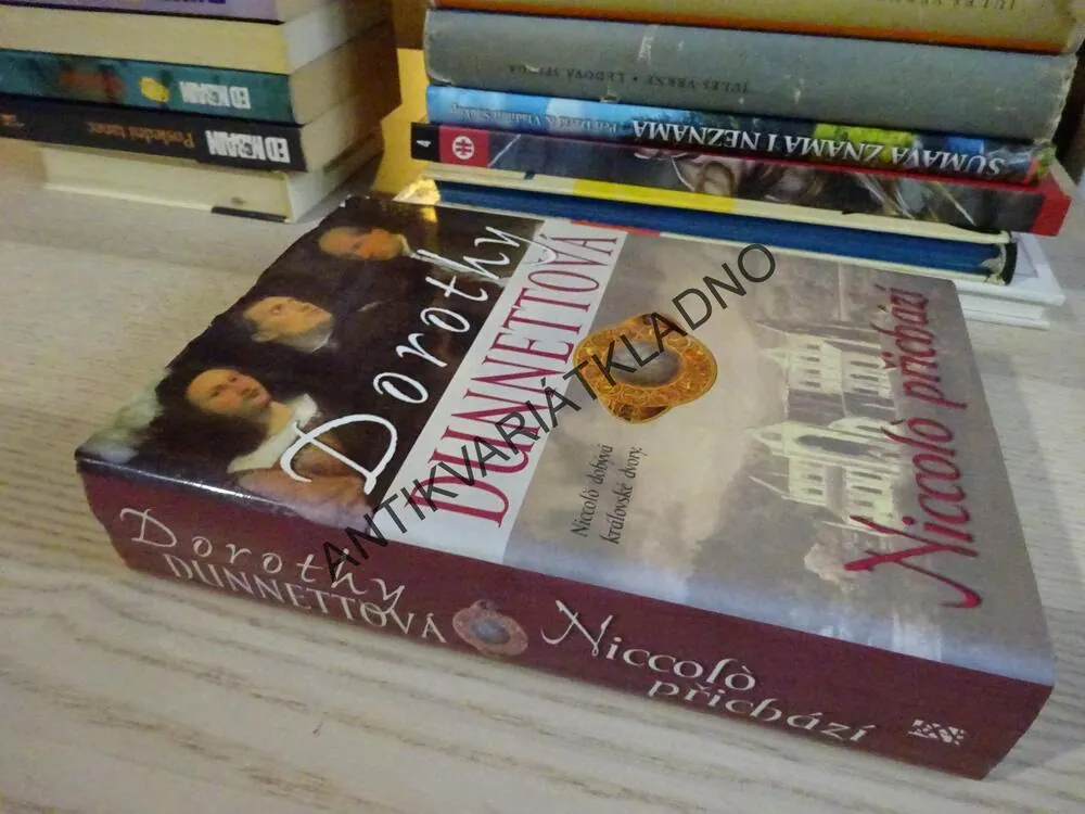 NICCOLÓ PŘICHÁZÍ, DOROTHY DUNNETTOVÁ, **an