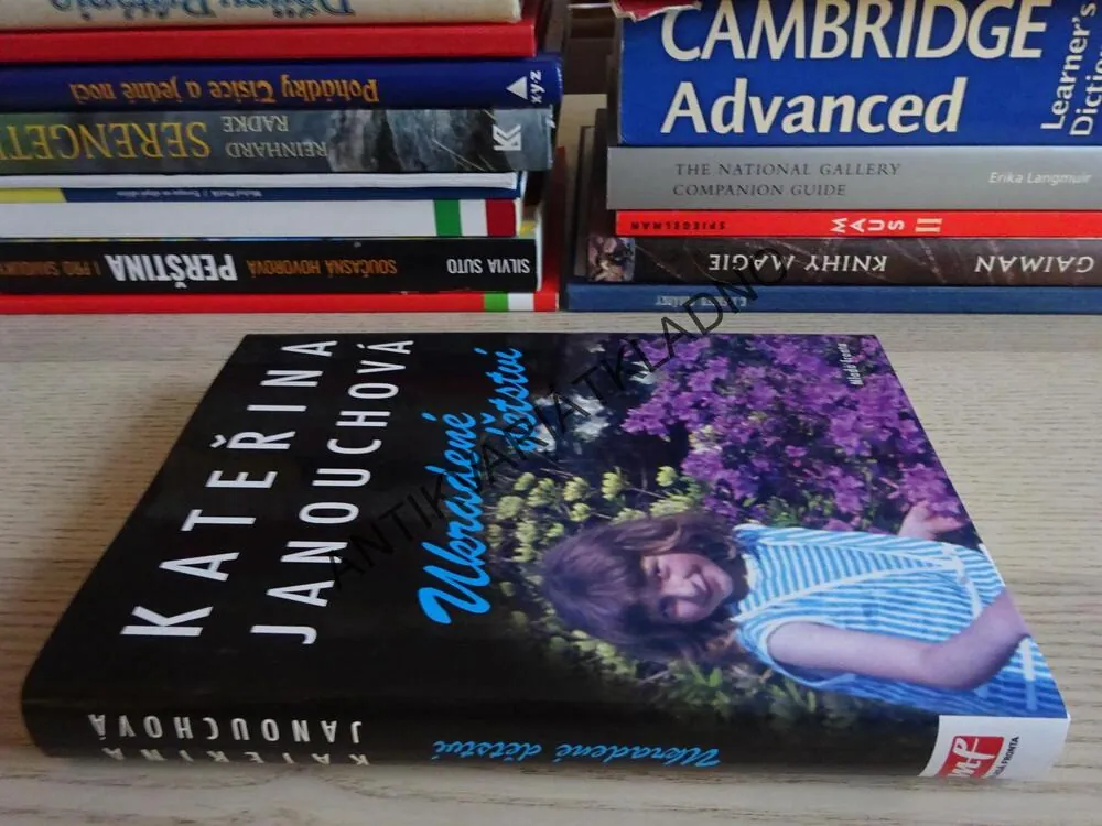 UKRADENÉ DĚTSTVÍ, KATEŘINA JANOUCHOVÁ, **an