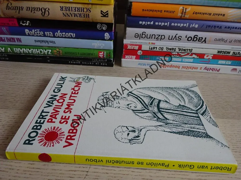 PAVILÓN SE SMUTEČNÍ VRBOU, ROBERT VAN GULIK, **an