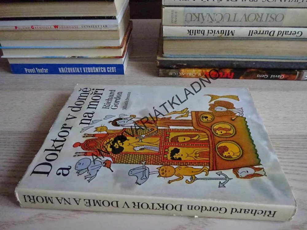 DOKTOR V DOMĚ A NA MOŘI, RICHARD GORDON, **an