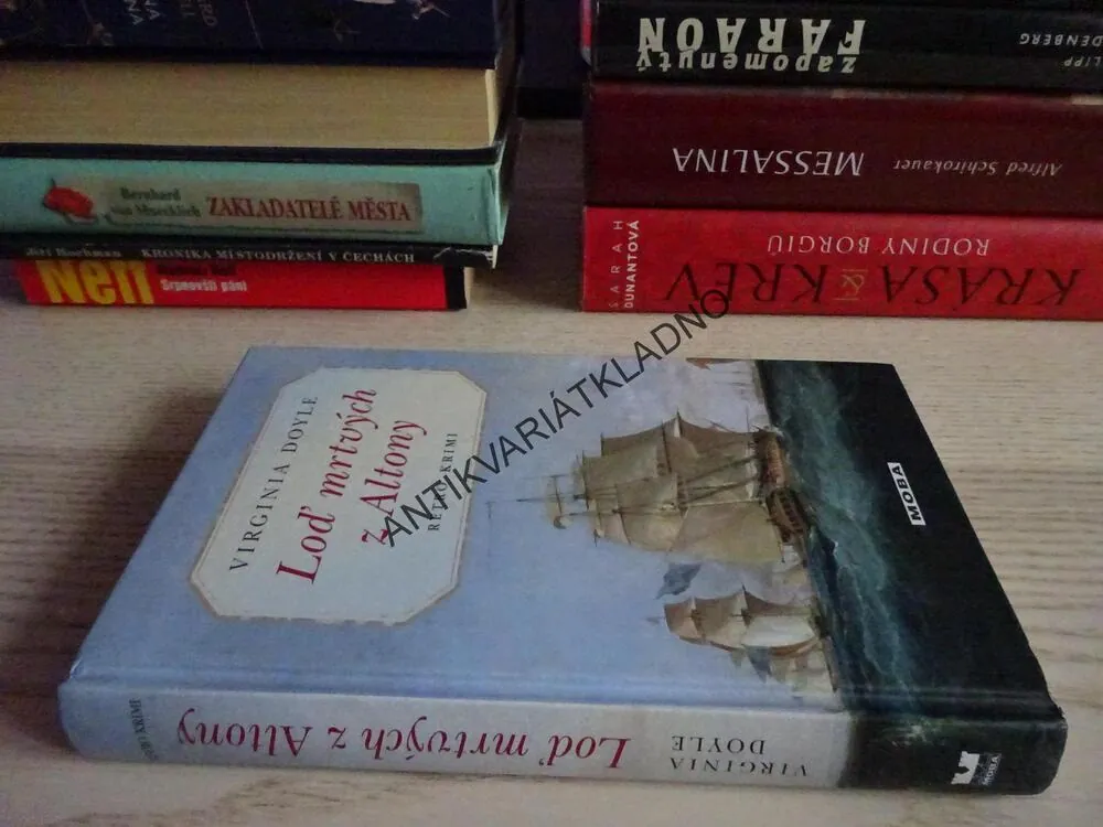 LOĎ MRTVÝCH Z ALTONY, VIRGINIA DOYLE, **an