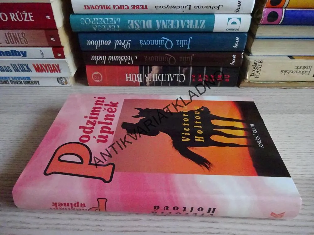 PODZIMNÍ ÚPLNĚK, VICTORIA HOLTOVÁ, **an