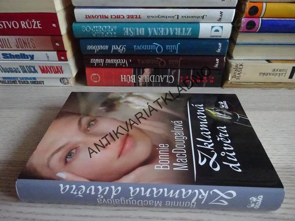ZKLAMANÁ DŮVĚRA, BONNIE MACDOUGALOVÁ, **an