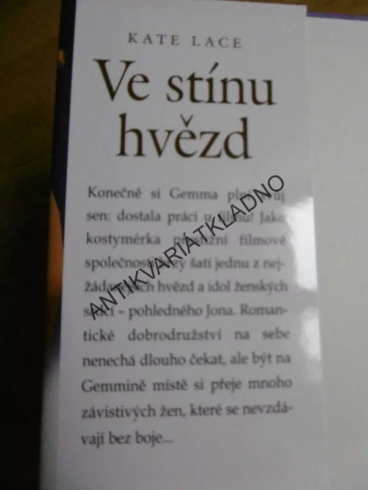 VE STÍNU HVĚZD, KATE LACE