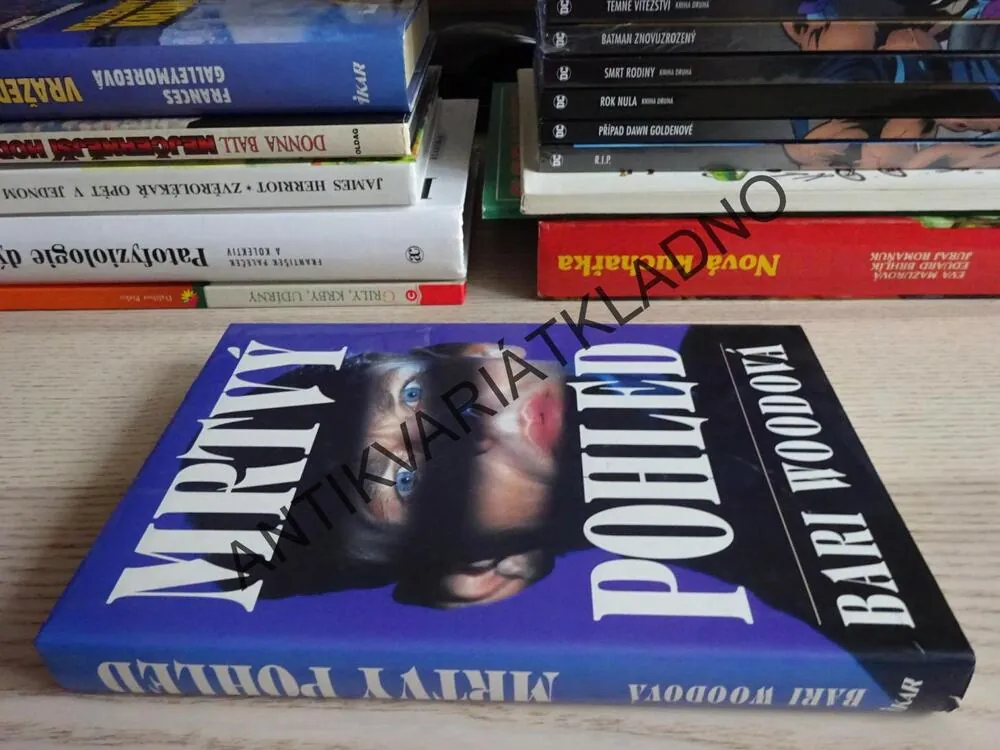 MRTVÝ POHLED, BARI WOODOVÁ, **an