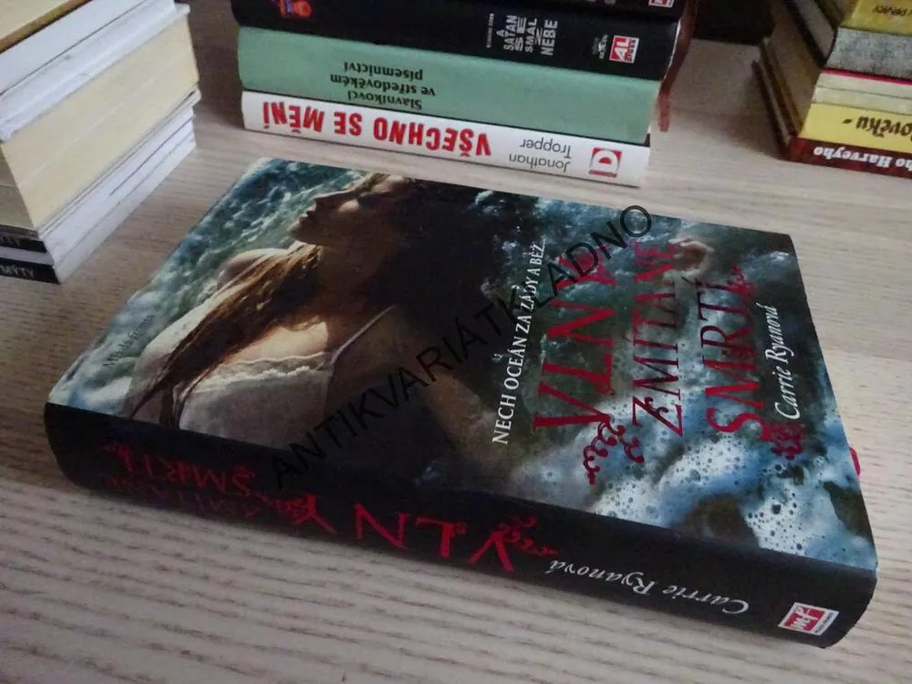VLNY ZMÍTANÉ SMRTÍ, CARRIE RYANOVÁ, **an