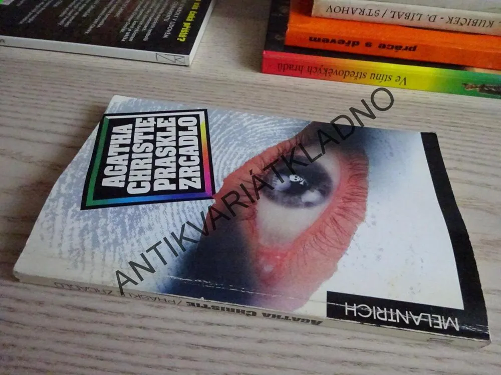 PRASKLÉ ZRCADLO, AGATHA CHRISTIE, **an