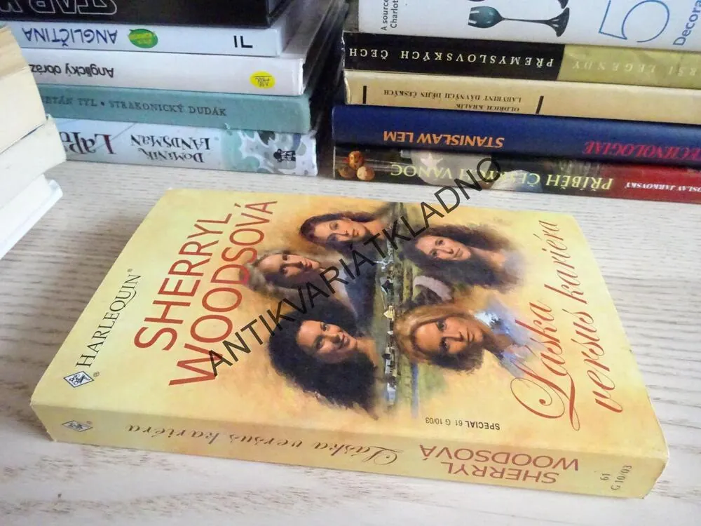 LÁSKA VERSUS KARIÉRA, SHERRYL WOODSOVÁ, **an