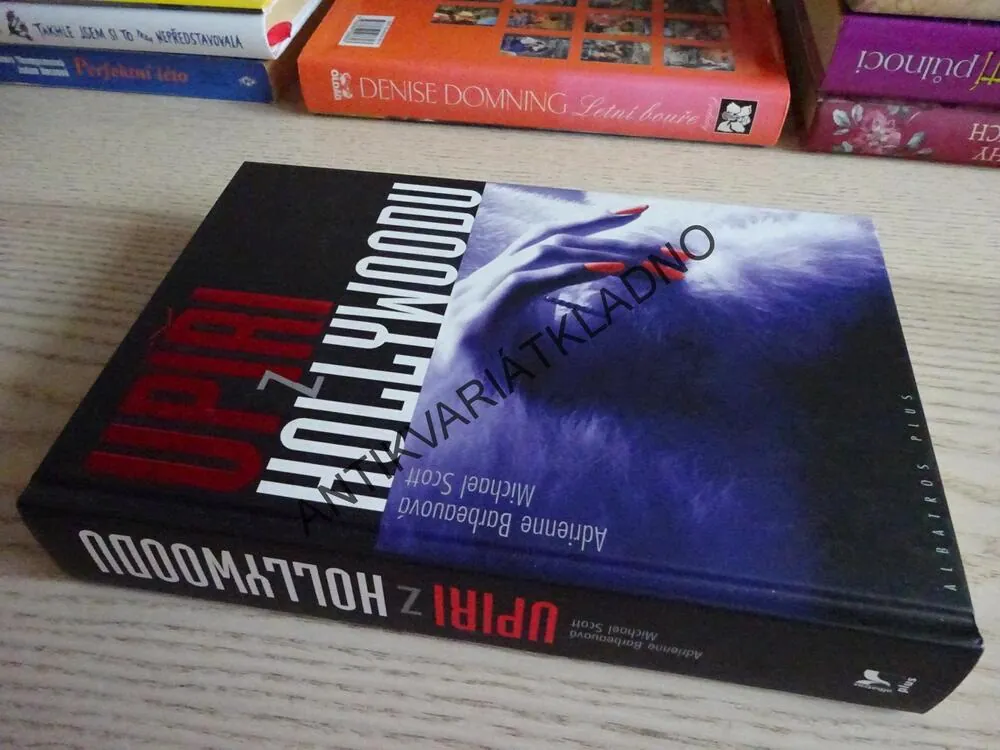 UPÍŘI Z HOLLYWOODU, ADRIENNE BARBEAUOVÁ, MICHAEL SCOTT, **an