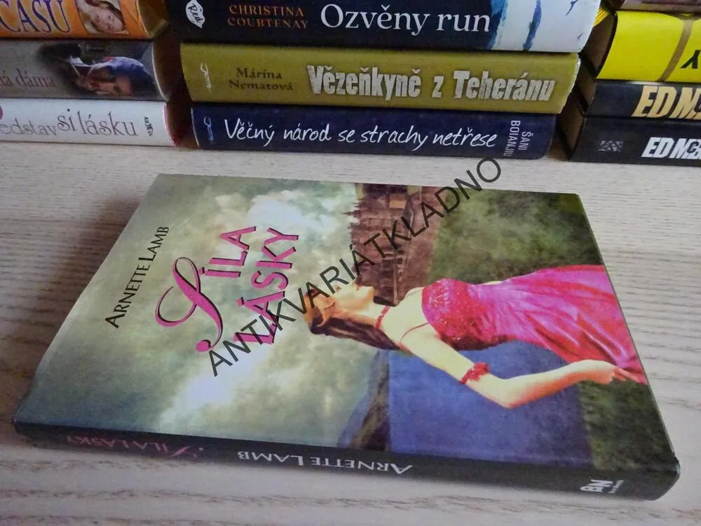 SÍLA LÁSKY, ARNETTE LAMB, **an