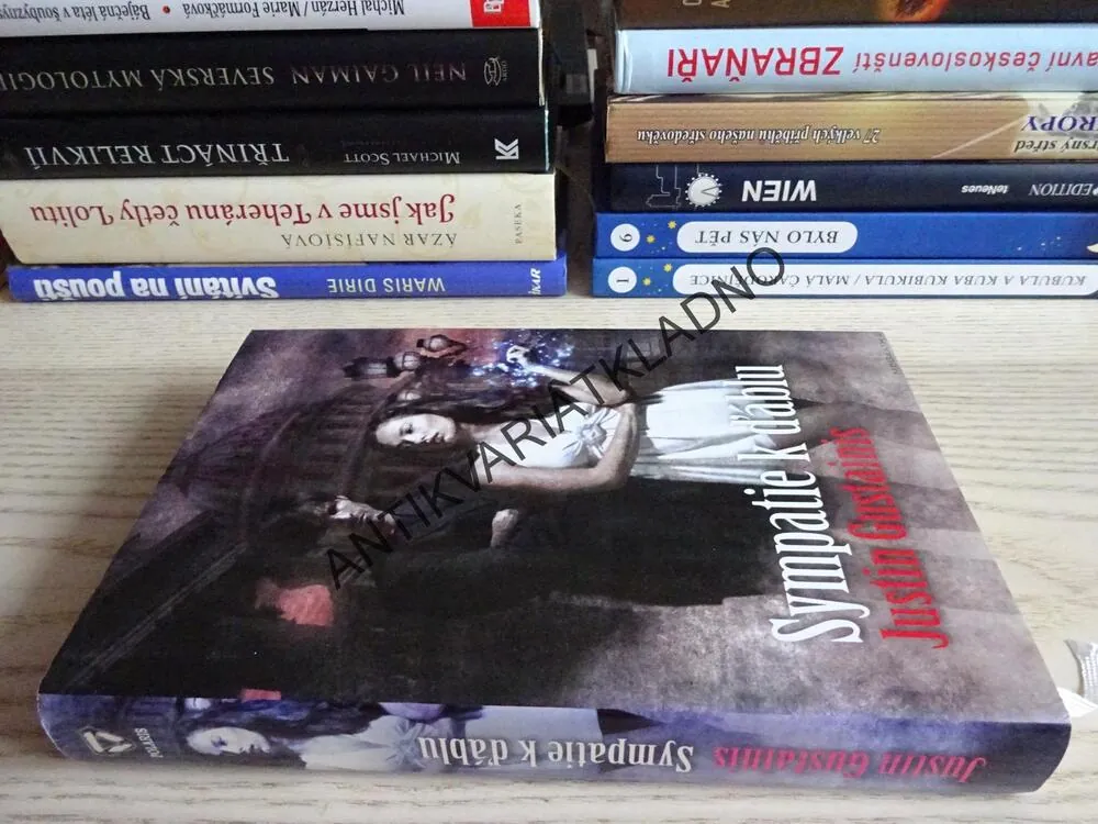 SYMPATIE K ĎÁBLU, JUSTIN GUSTAINIS, **an