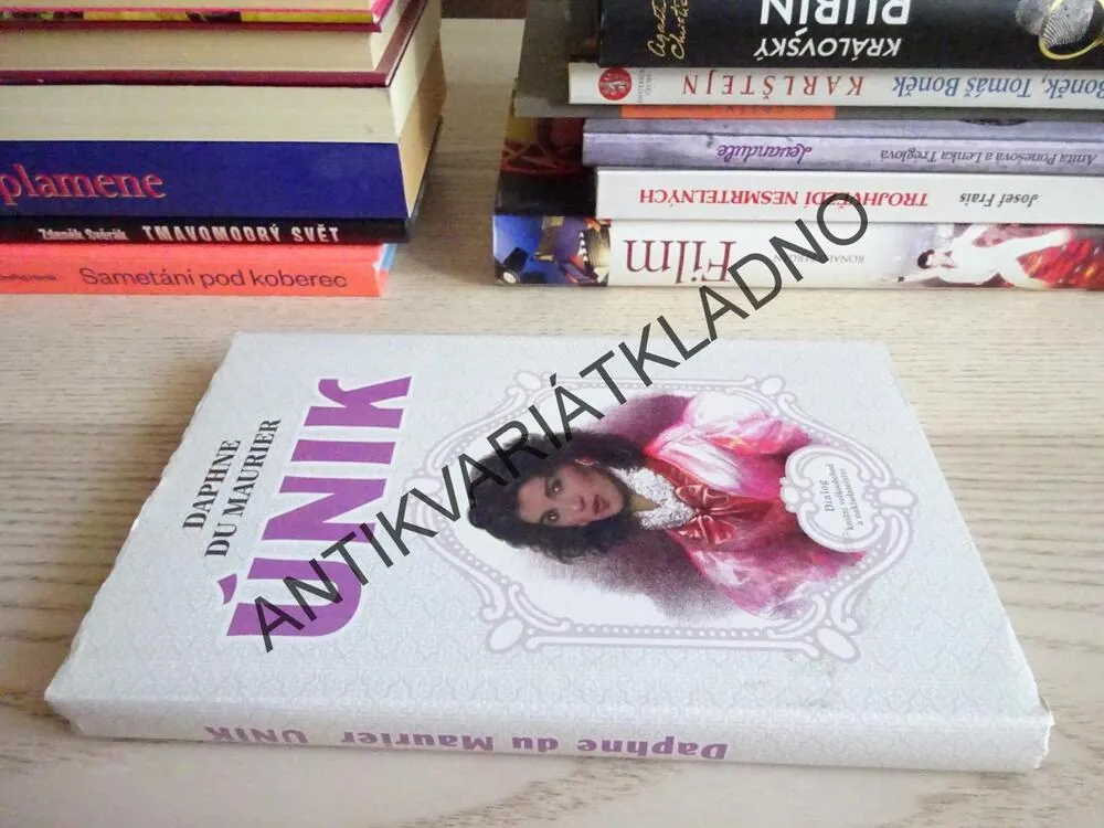ÚNIK, DAPHNE DU MAURIER, **an
