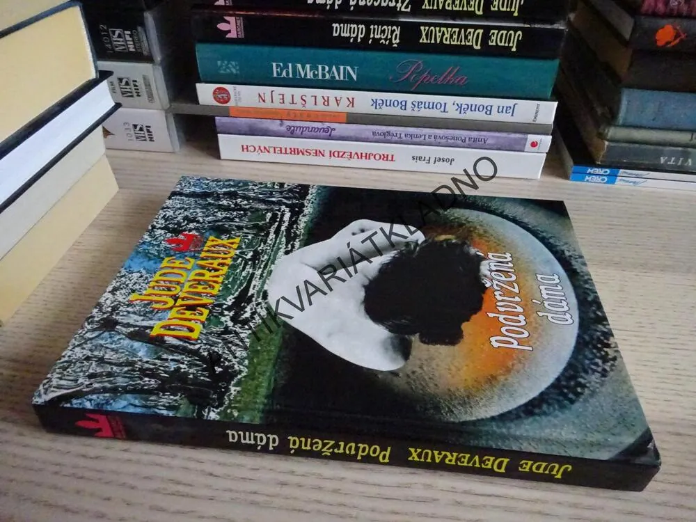 PODVRŽENÁ DÁMA, JUDE DEVERAUX, **an