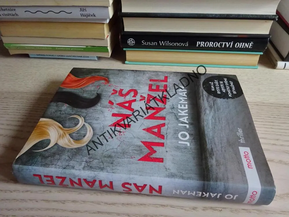 NÁŠ MANŽEL, JO JAKEMAN, **an