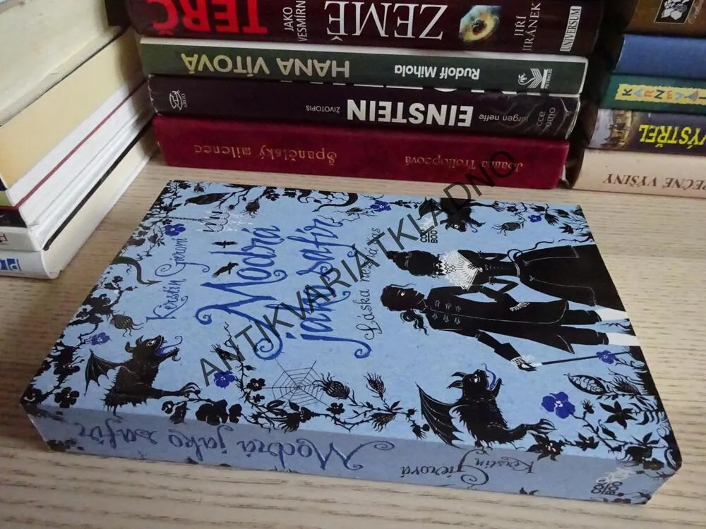 MODRÁ JAKO SAFÍR, KERSTIN GIEROVÁ, **an