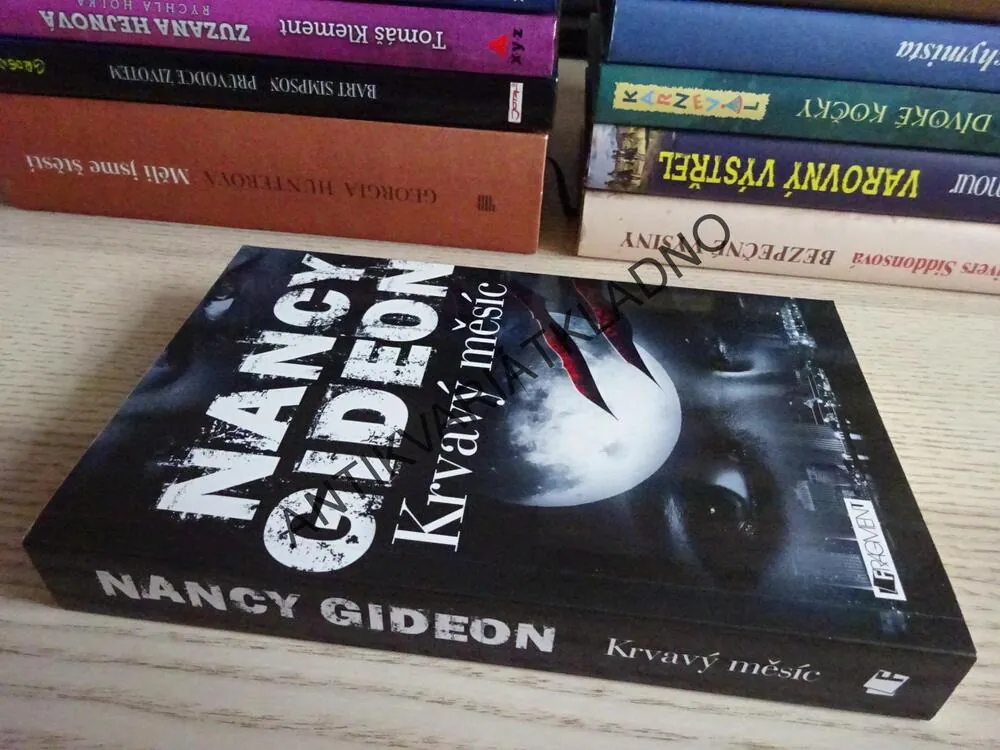 KRVAVÝ MĚSÍC, NANCY GIDEON, **an