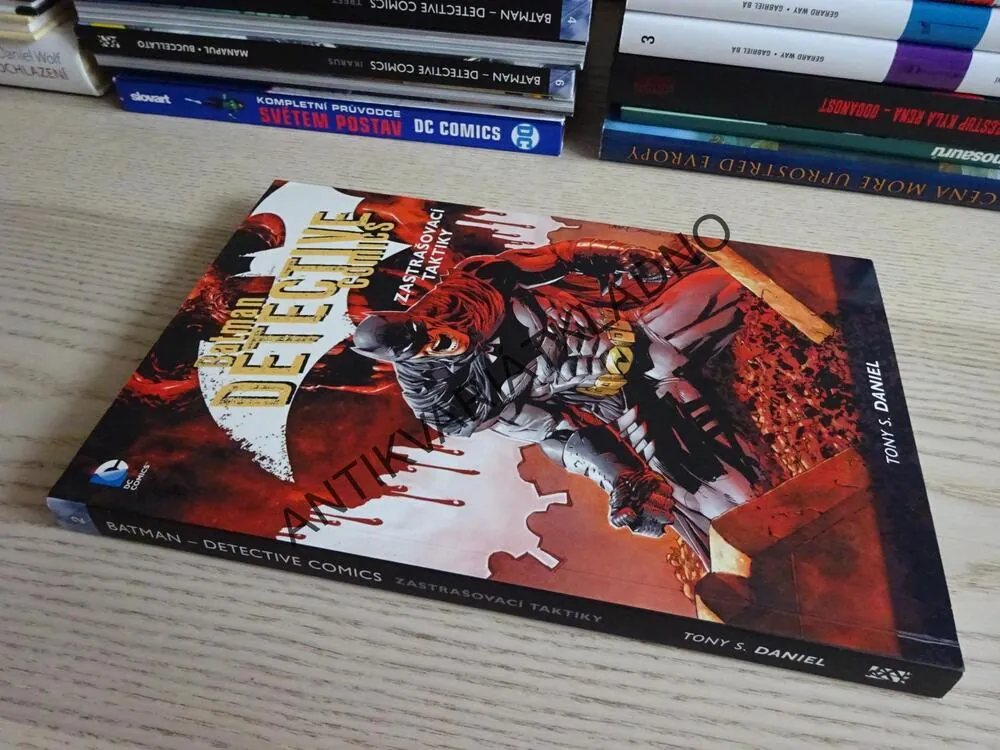 BATMAN, DETECTIVE COMICS, ZASTRAŠOVACÍ TAKTIKY, KOMIKS DC COMICS, **an
