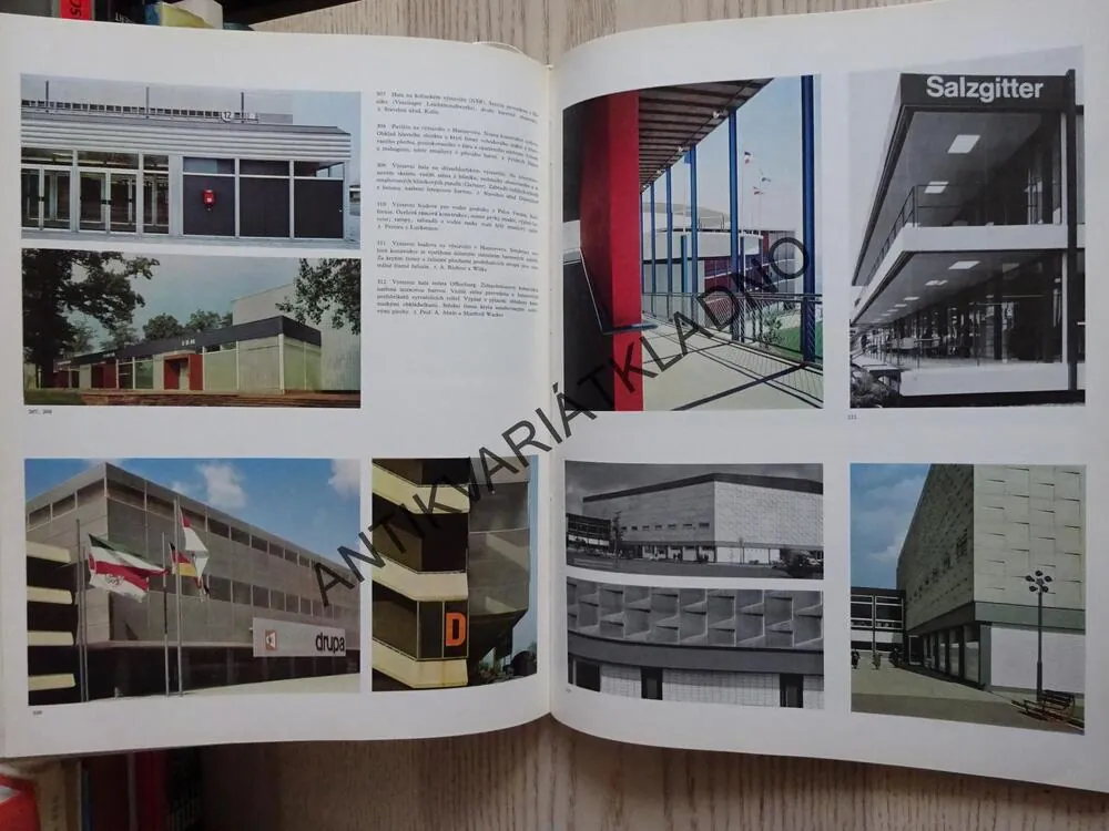 BAREVNOST V ARCHITEKTUŘE, **an