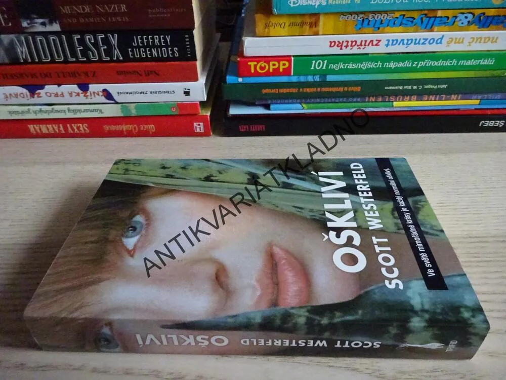 OŠKLIVÍ, SCOTT WESTERFELD, **an