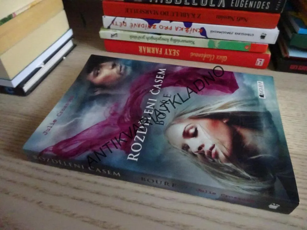 ROZDĚLENÍ ČASEM, BOUŘE, JULIE CROSSOVÁ, **an
