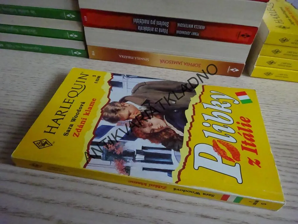 ZDÁNÍ KLAME, SARA WOODOVÁ, **an