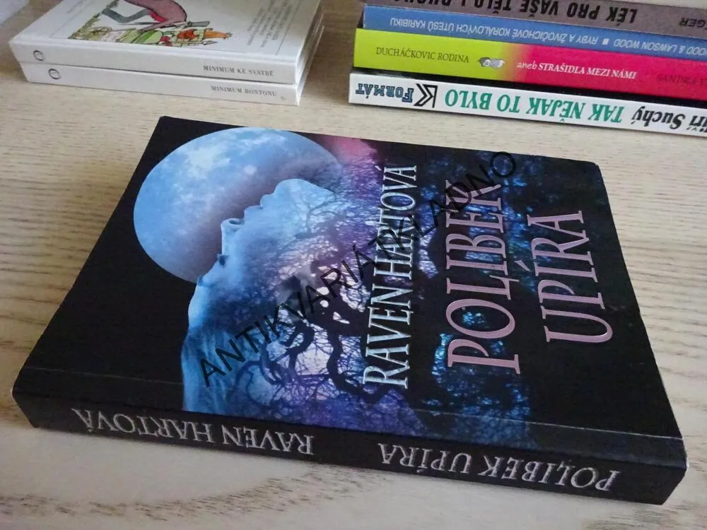 POLIBEK UPÍRA, RAVEN HARTOVÁ, **an