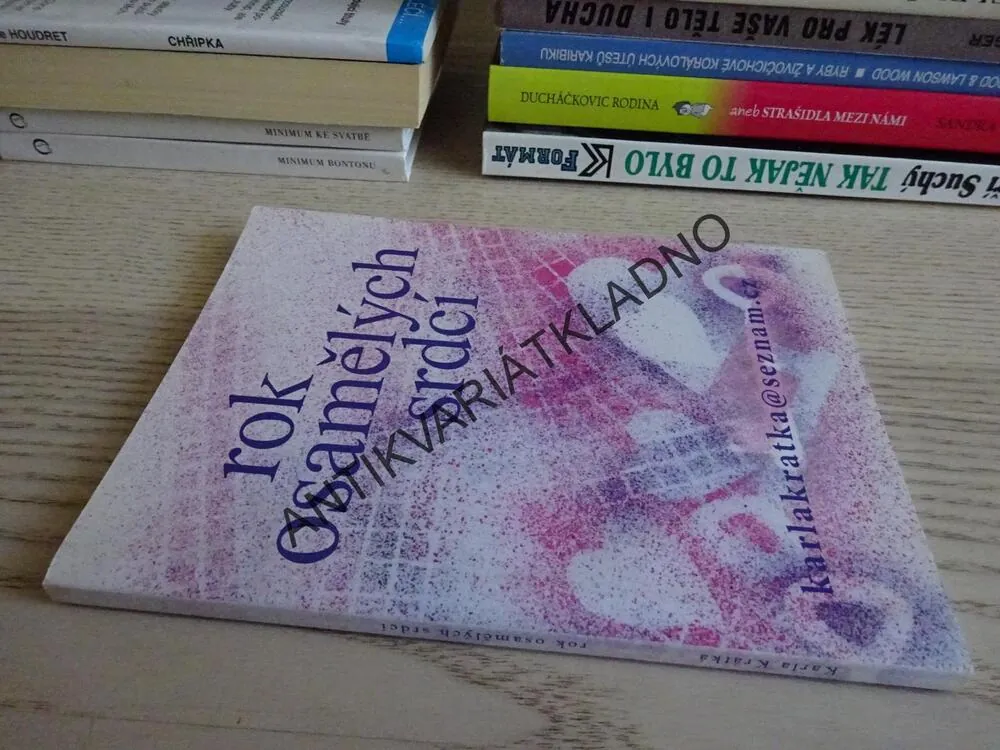 ROK OSAMĚLÝCH SRDCÍ, KARLA KRÁTKÁ, **an