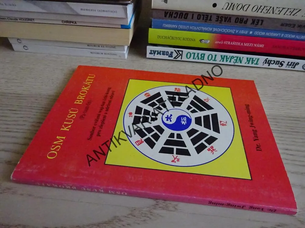 OSM KUSŮ BROKÁTU, DR. YANG JWING-MING, **an