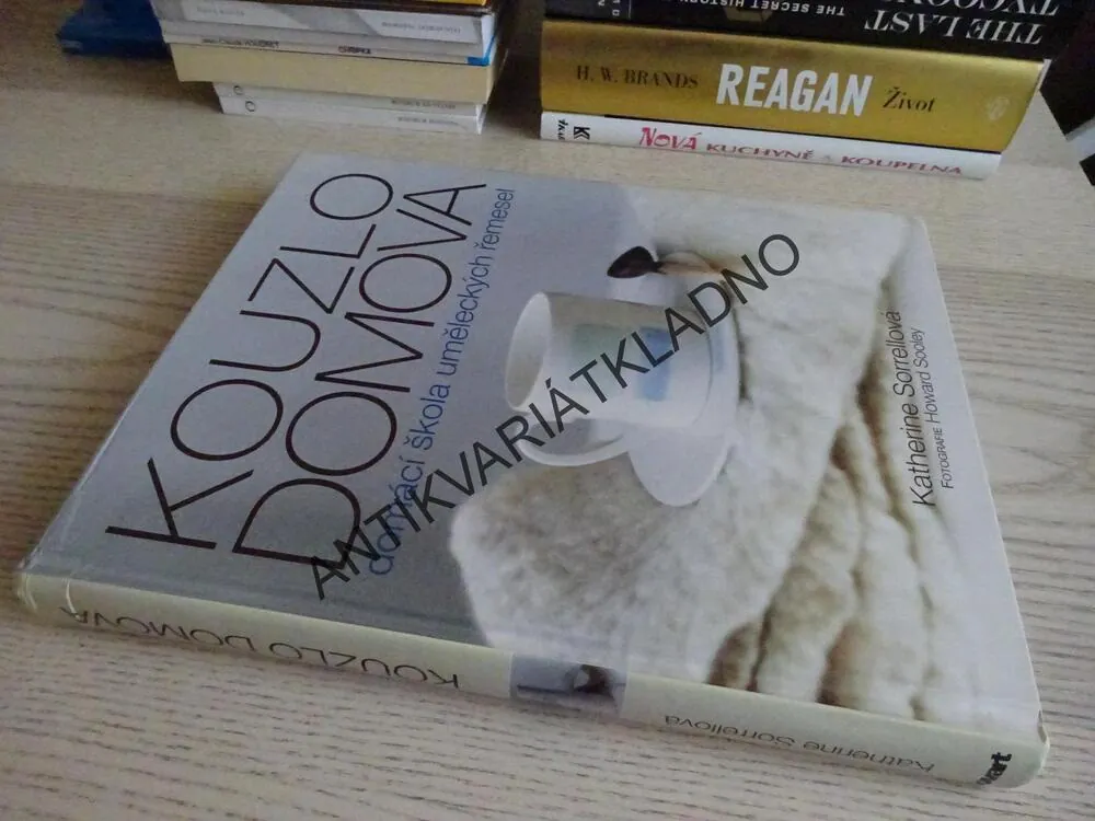 KOUZLO DOMOVA, KATHERINE SORRELLOVÁ, **an