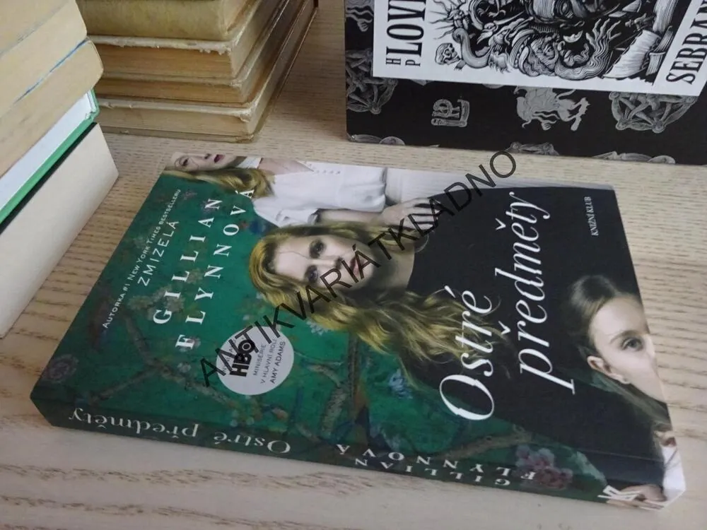 OSTRÉ PŘEDMĚTY, GILLIAN FLYNNOVÁ, FLYNN, **an