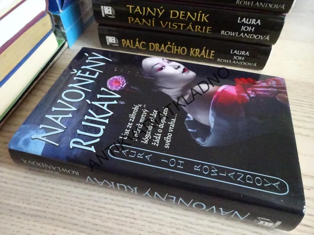 NAVONĚNÝ RUKÁV, LAURA JOH ROWLANDOVÁ, **an