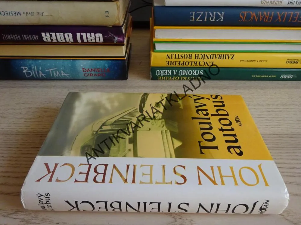 TOULAVÝ AUTOBUS, JOHN STEINBECK, **an