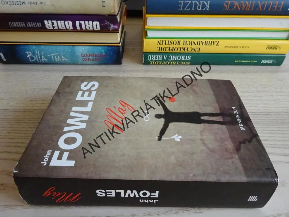 MÁG, JOHN FOWLES, **an