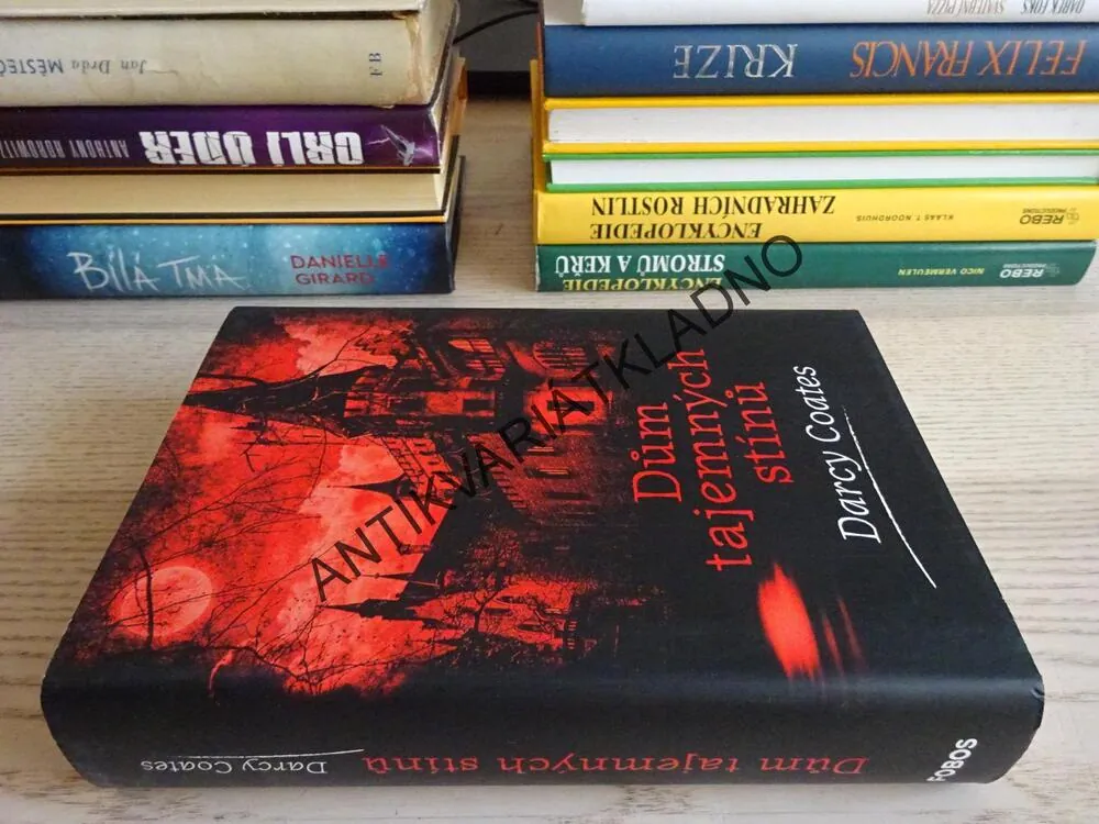 DŮM TAJEMNÝCH STÍNŮ, DARCY COATES, **an