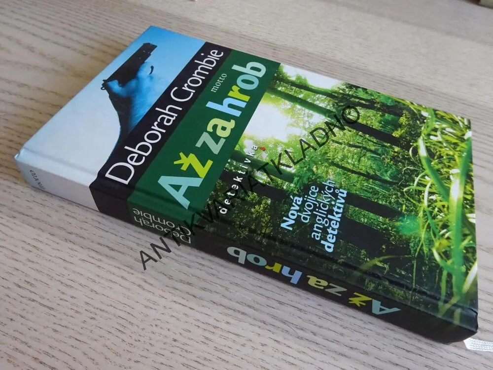 AŽ ZA HROB, DEBORAH CROMBIE, **an