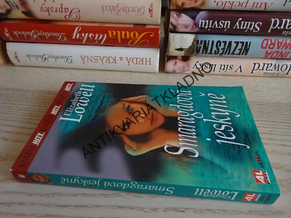 SMARAGDOVÁ JESKYNĚ, ELIZABETH LOWELLOVÁ, **an