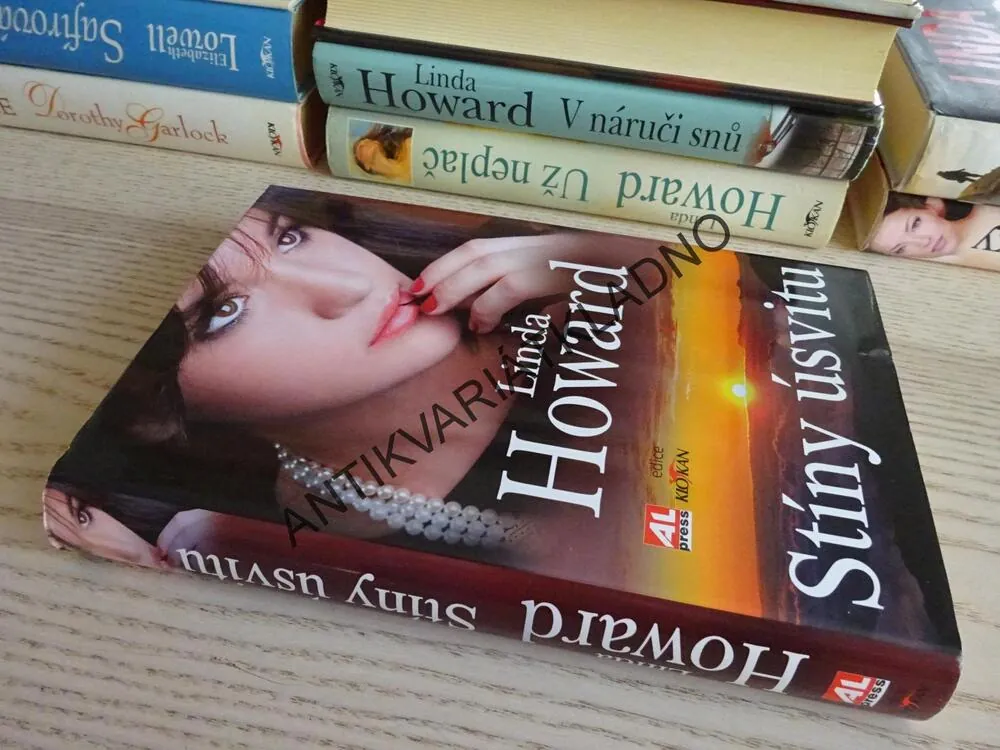 STÍNY ÚSVITU, LINDA HOWARD, **an