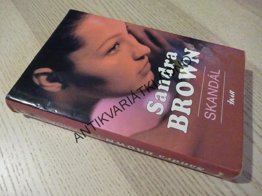 SKANDÁL, SANDRA BROWN, **an