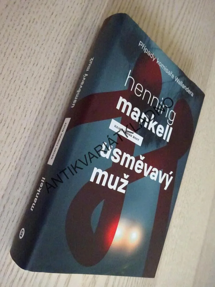 USMĚVAVÝ MUŽ, HENNING MANKELL, **an