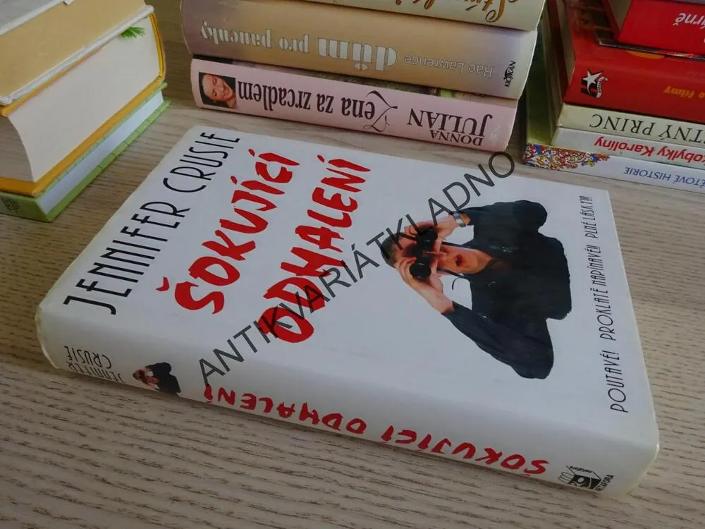 ŠOKUJÍCÍ ODHALENÍ, JENNIFER CRUSIE, **an