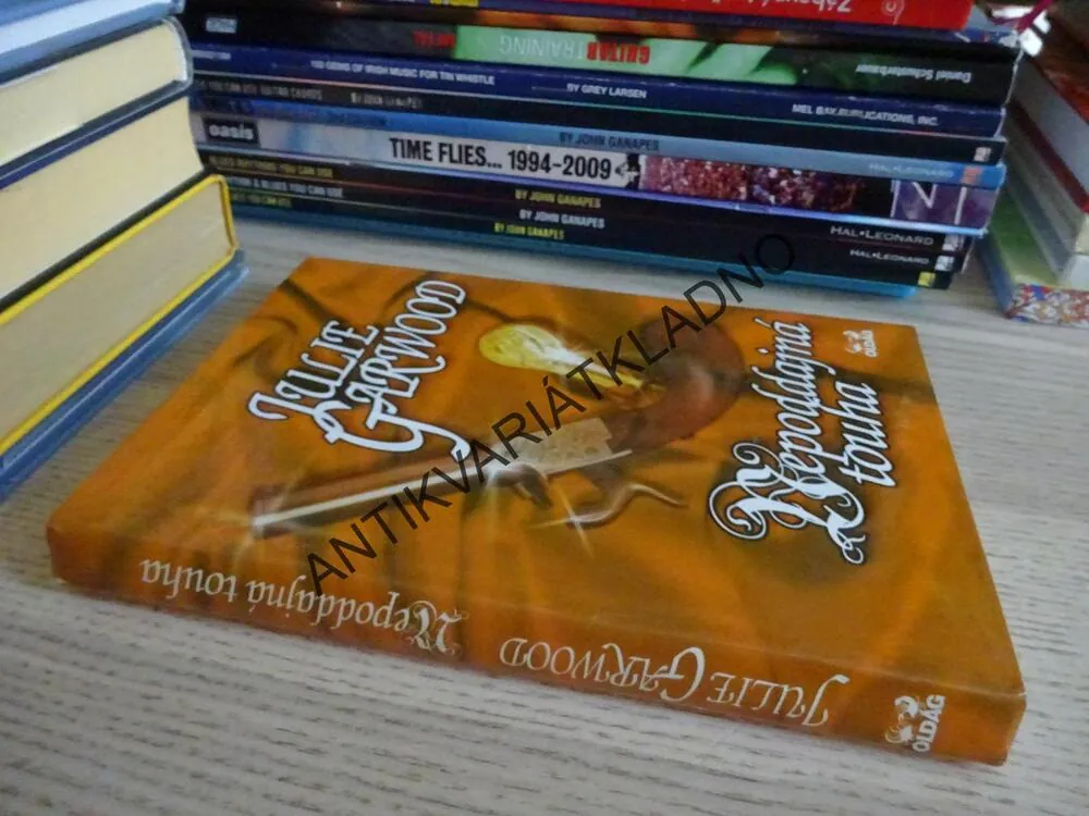 NEPODDAJNÁ TOUHA, JULIE GARWOOD, GARWOODOVÁ, **an