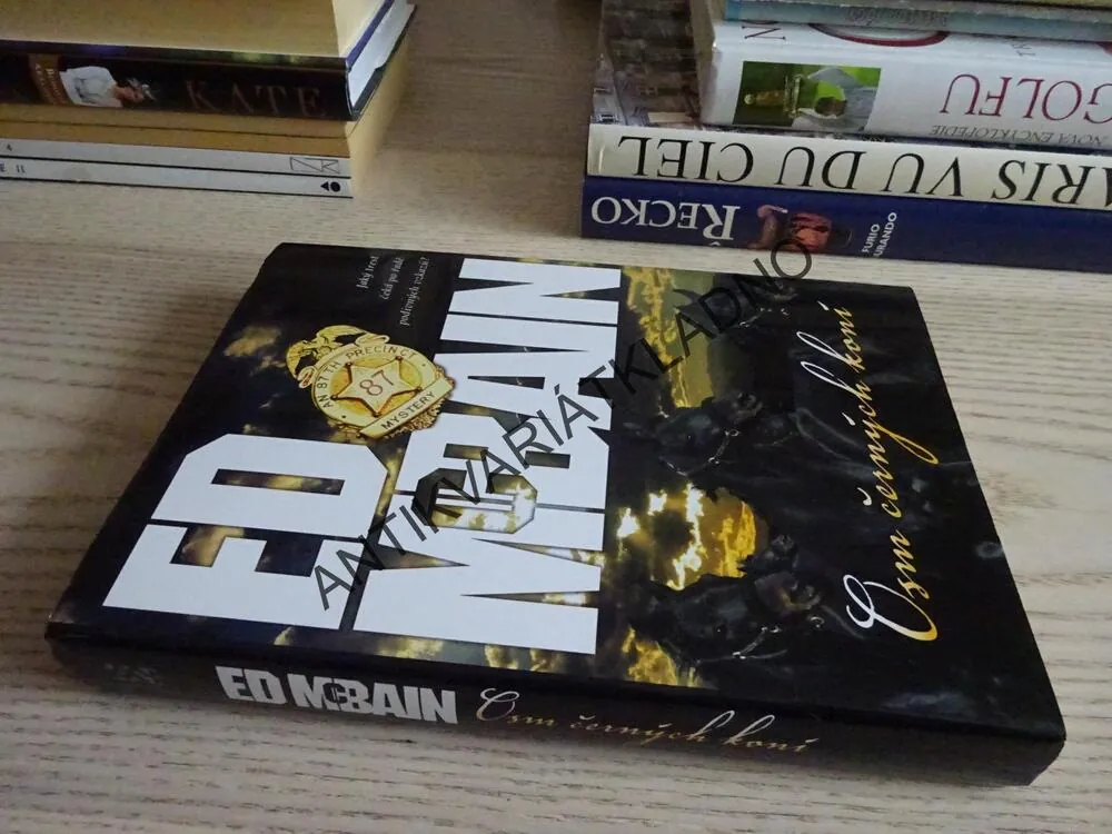 OSM ČERNÝCH KONÍ, ED MCBAIN, **an