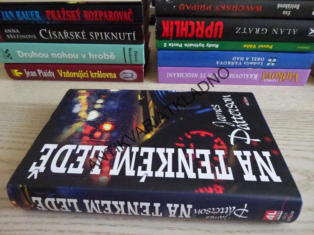 NA TENKÉM LEDĚ, JAMES PATTERSON, **an