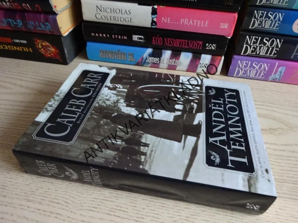 ANDĚL TEMNOTY, CALEB CARR, **an