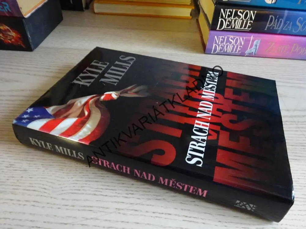 STRACH NAD MĚSTEM, KYLE MILLS, **an